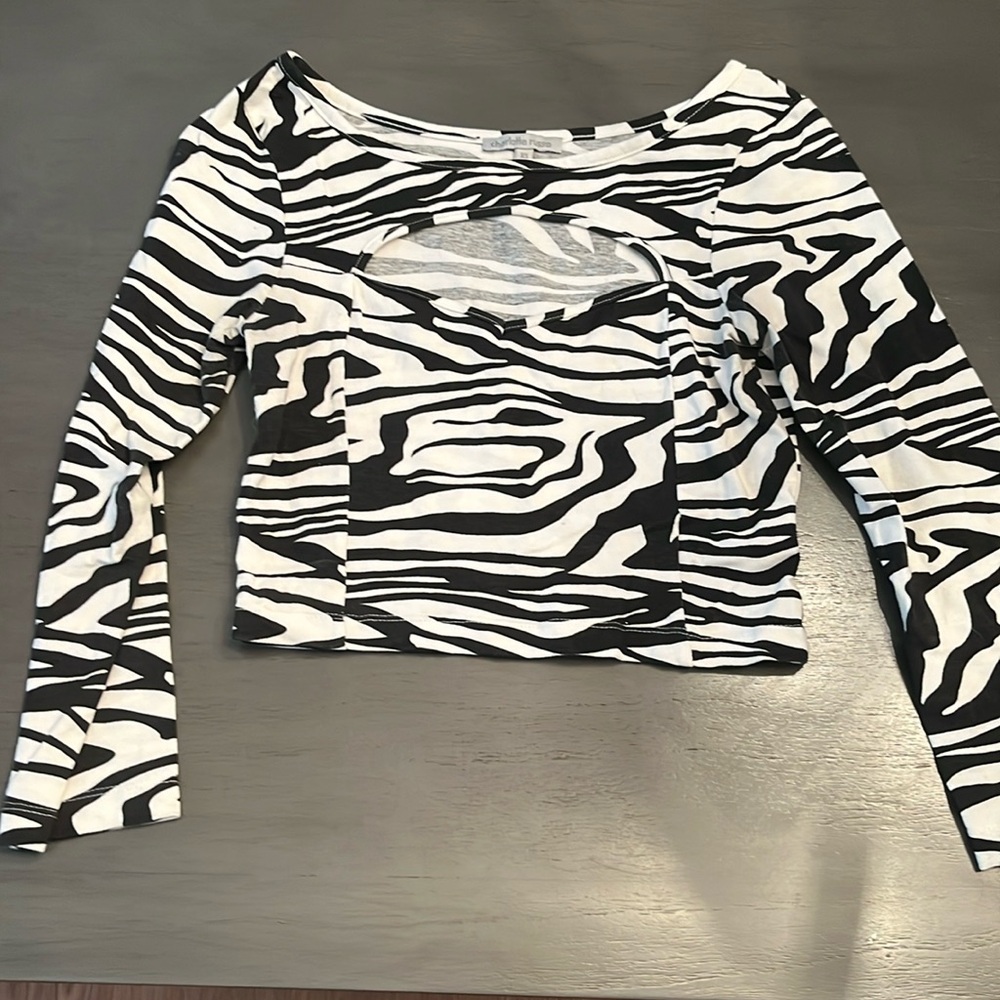 3/4 length sleeve, zebra, cut out, crop top